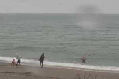 Akçakoca’da yağmura ve soğuk havaya rağmen denize girdiler