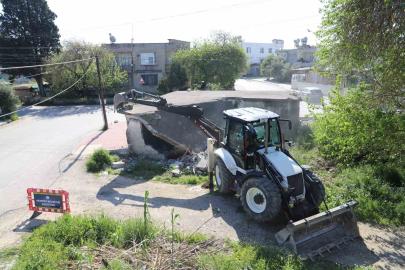 Akdeniz’de tehlike saçan metruk yapılar yıkılıyor
