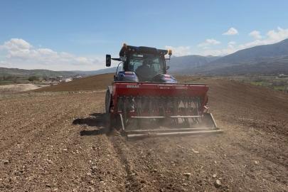 Akıncılar Belediyesi, nohut tohumlarını toprakla buluşturdu