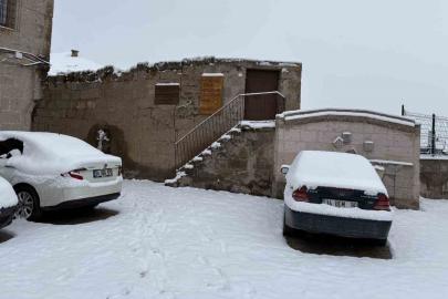 Aksaray’ın Güzelyurt ilçesi, çiçek açmış meyve ağaçları ve yağan karla ilçe beyaza büründü