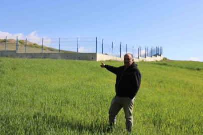 Akü fabrikasından aktığı iddia edilen su, çiftçinin tarlalarını kullanılmaz hale getirdi