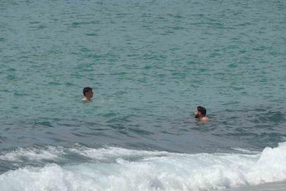 Alanya’da erken yaz görüntüleri: 21 dereceyi gören denize koştu