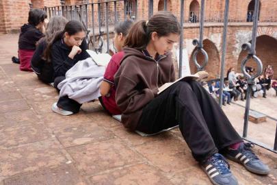 Alanya’da Kızılkule’nin 800. yılında 800 öğrenci aynı anda kitap okudu