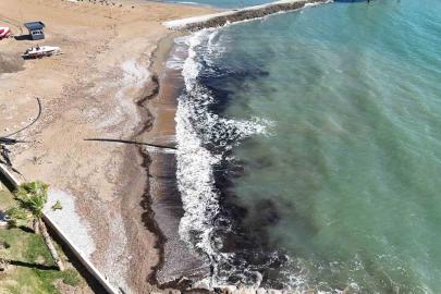 Alanya’da sahildeki siyah tabaka önce  tedirgin etti, gerçek sonradan ortaya çıktı