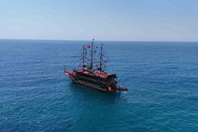 Alanya’da yaz erken geldi, yerli ve yabancı turistler sahile koştu