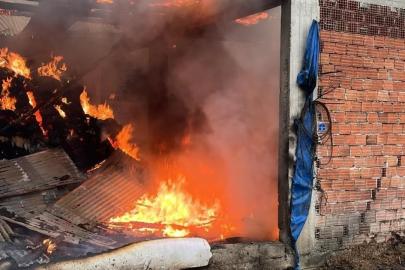 Alev alev yanan samanlık kullanılamaz hale geldi