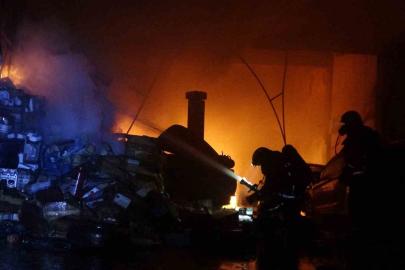 Alevlerin sardığı işyerindeki araçları kurtarmak için seferber oldular