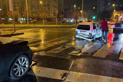 Alkollü sürücü kırmızı ışıkta bekleyen otomobile çarptı: 1 yaralı