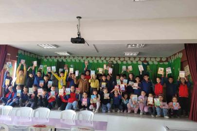 Altıntaş’ta "Okuyan Nesil" projesinde anlamlı etkinlik: Öğrenciler kitap hediyeleşti