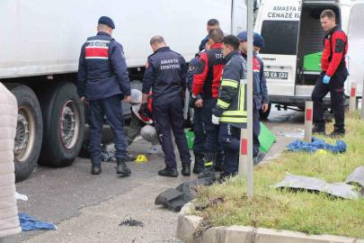 Amasya’da cenaze dönüşü feci kaza kamerada: Otomobilden fırlayan bebek hayatını kaybetti