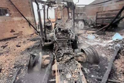 Amasya’da depo yangını: 3 traktör, 1 otomobil ve tarım aletleri zarar gördü