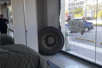 Amasya’da kamyondan kopan teker mağazaya daldı