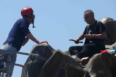 Anıtın tepesinde kulaklık takıp dans etti yanına kimseyi yaklaştırmadı