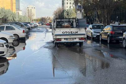Ankara’da sağanak etkili oldu, caddeler ve sokaklar göle döndü