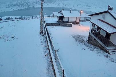 Ankara’da yüksek kesimler ve çevre ilçeler beyaza büründü