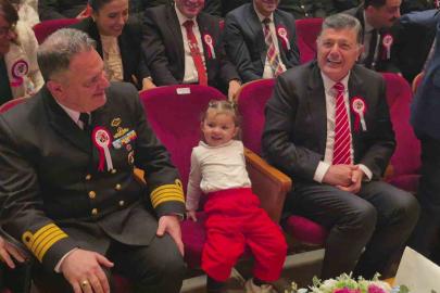 Annesinden elinden kurtulan minik, Vali Arslan’ın koltuğuna oturdu