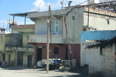 Annesine sopayla saldıran şahıs, araya giren eşini defalarca bıçaklayarak öldürdü