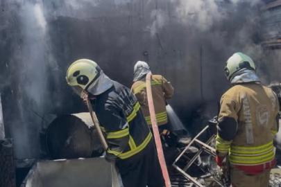 Antakya’da iş yeri alevlere teslim oldu