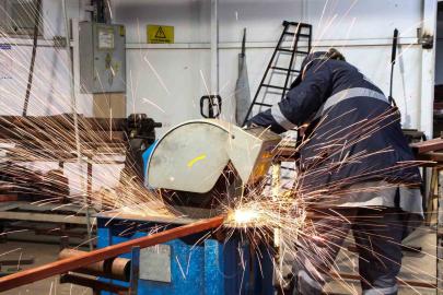 Antalya Büyükşehir Belediyesi kent mobilyalarını kendi atölyelerinde üretiyor