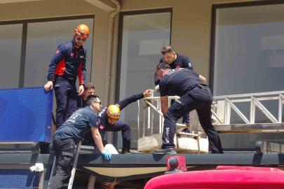 Antalya’da 4. kattan tente üzerine düşen genç adam için seferber oldular
