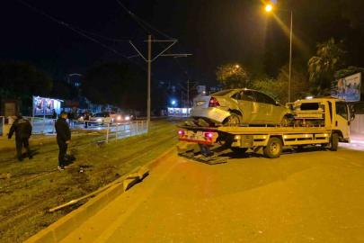 Antalya’da alkollü sürücü tramvay durağına daldı