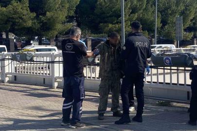 Antalya’da alt geçit demirlerine çıkan genci polis ikna edip indirdi