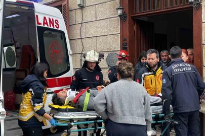 Antalya’da depoya inmek isterken düşen genç yaralandı