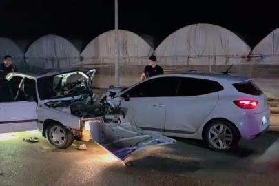 Antalya’da iki otomobilin kafa kafaya çarpıştığı kaza kamerada: 1 ölü