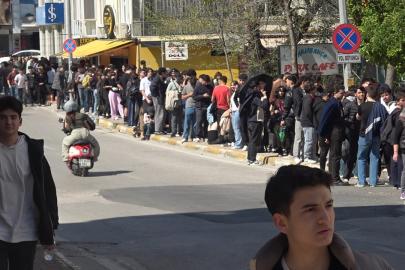 Antalya’da indirimli ikinci el giyim mağazası açılışı yoğun ilgi nedeniyle izdihama dönüştü