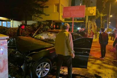 Antalya’da kontrolden çıkan lüks otomobil duvara çarptı: 1 ölü