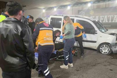 Antalya’da kontrolden çıkan otomobil bariyerlere çarptı: 3 yaralı