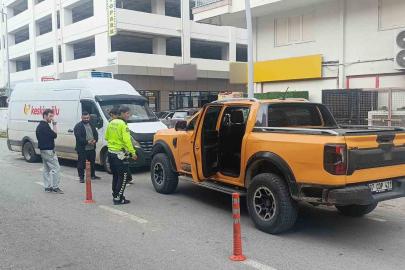 Aracına çarpan kamyonet için polis çağırdı hatalı parktan ceza yedi