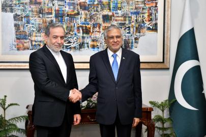 Arakçi, Pakistanlı mevkidaşı Dar ve Pakistan Genelkurmay Başkanı Munir ile görüştü