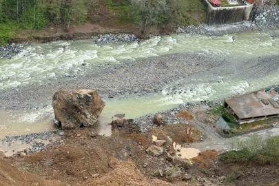 Ardeşen’de korkutan heyelan