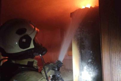 Arsuz’da ev alevlere teslim oldu