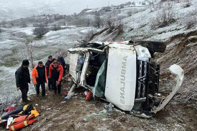 Artvin’de ambulans uçuruma yuvarlandı: 1 ölü, 4 yaralı