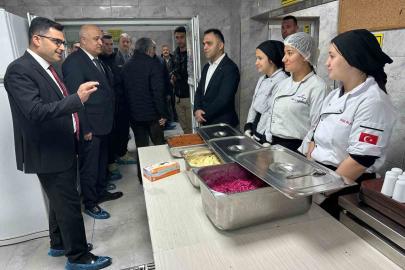 Aşçı adayı lise öğrencileri günde 10 bin kişi için yemek hazırlıyor