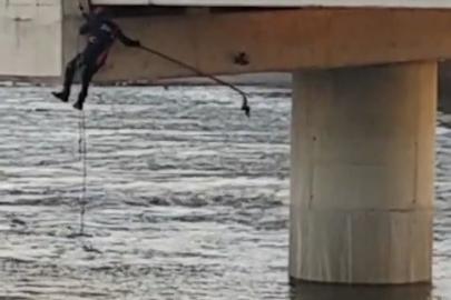 Asılı kalan güvercini halatla inip kurtardılar