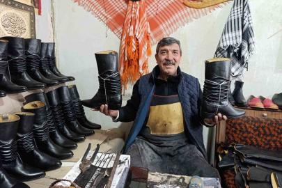 Asırlık kalıplarla körüklü çizme üretiyor