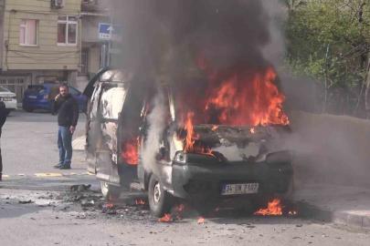 Ataşehir’de minibüs alev alev yandı