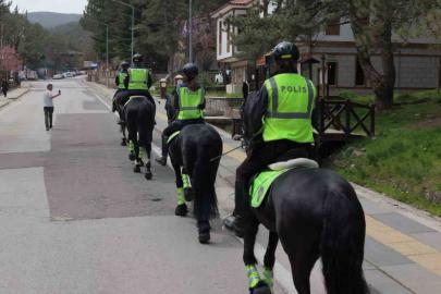 Atlı Polis ekiplerine Kızılcahamam’da yoğun ilgi