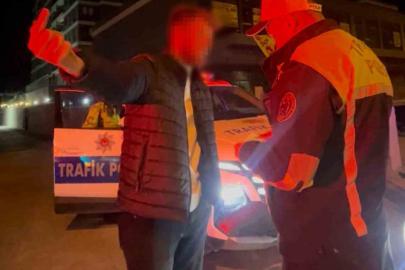 "Ayaklarına kapanayım ne olur arabayı men etmeyin" diyen alkollü sürücü cezadan kurtulamadı