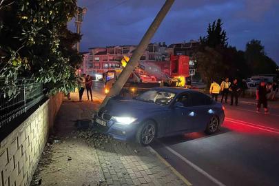 Aydınlatma direğine çarpan otomobilin sürücüsü yaralandı
