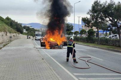 Aynı noktada 2 araç alevlere teslim oldu