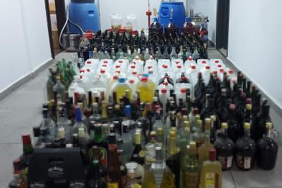 Ayvalık’ta kaçak içki ve uyuşturucudan 2 tutuklama