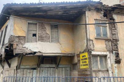 Bafra’da çökme riski taşıyan yapılar için belediyenin daha ciddi önlemler alması istendi