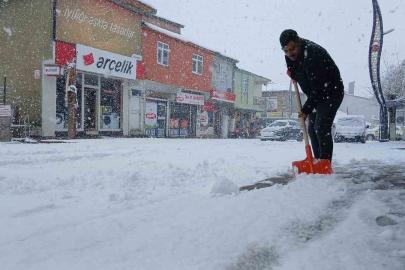Baharı bekleyen Karlıova karlı bir güne uyandı
