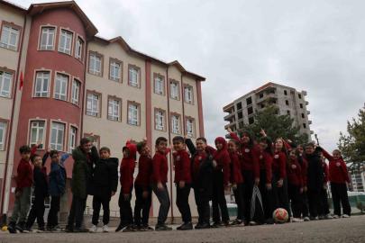 Baharın habercisi leylekler bu yıl gelmedi, öğrenciler hasretle yollarını gözlemeye başladı