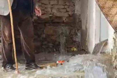 Bahçesaray’da dağlarda kar, mahallede sel