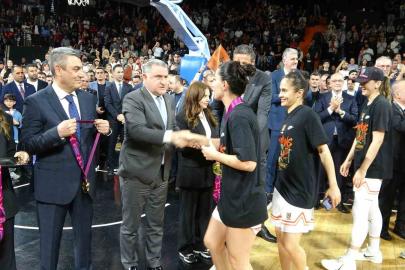 Bakan Bak, ÇBK Mersin’in şampiyonluk sevincine ortak oldu